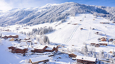 Außenansicht des Galtenberg Family & Wellness Resorts im Winter in Tirol.