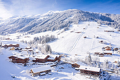 Außenansicht des Galtenberg Family & Wellness Resorts im Winter in Tirol.