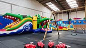 Bunte Indoor Spielwelt mit Hüpfbur des Familienhotels Gut Landegge im Emsland.