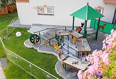 Outdoor-Spielplatz mit Wasserspielsachen im Familotel Kaiserhof