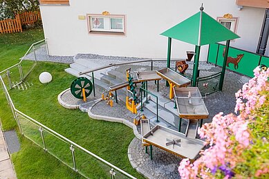 Outdoor-Spielplatz mit Wasserspielsachen im Familotel Kaiserhof