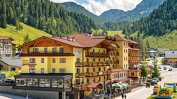 Aussenansicht vom Familienhotel Zauchenseehof im Salzburger Land