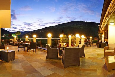 Gemütliche Terrasse mit schöner Beleuchtung mit einem direkten Blick auf die Berge im Wellness- & Familienhotel Egger in Saalbach Hinterglemm.