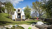 Große Eisbär-Höhle auf dem SPielplatz vom Familienhotel Kinderhotel Sailer in Pitztal.