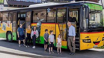 Der hoteleigene Bus für eine Bustour für Groß und Klein im Familienhotel Ottonenhof.