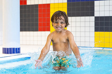 Junge planscht im gemütlichen Hallenbad vom Family Club Harz