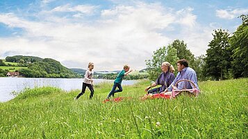 Gemeinsames Picknick mit der Familie im Grünen rund um das Familienhotel Ottonenhof im Sauerland.