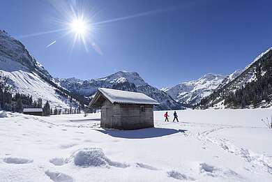 Zentral liegt ein Hütte zwischen Berggruppen. Eine tolle Landschafts für Familien im Winter in Tirol.