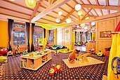 Großer Spielbereich im Happy-Club mit vielen verschiedenen Spielmöglichkeiten im Familienhotel Bavaria im Allgäu.