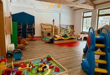 Großer Spielbereich im Happy-Club mit vielen verschiedenen Spielmöglichkeiten im Familienhotel Bavaria im Allgäu.