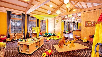 Großer Spielbereich im Happy-Club mit vielen verschiedenen Spielmöglichkeiten im Familienhotel Bavaria im Allgäu.