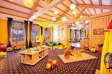 Großer Spielbereich im Happy-Club mit vielen verschiedenen Spielmöglichkeiten im Familienhotel Bavaria im Allgäu.