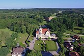 Luftaufnahme vom Bernsteinreiter Schlossresort in Wendorf