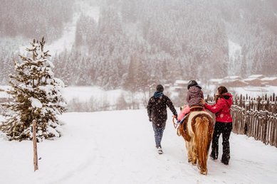 Ponyreiten im Schnee rund um das Familienhotel Huber in Südtirol