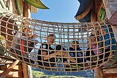 Kinder spielen auf dem Outdoor-Spielplatz des Kinderhotels Stefan.