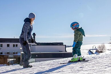 Kinderskischule im Familotel Elldus Resort im Erzgebirge.