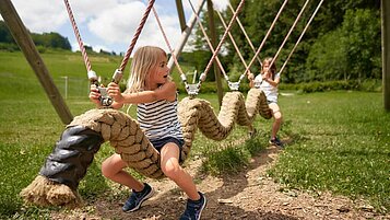 Kinder spielen auf dem Außenspielplatz des Schreinerhofs.