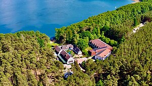 Das Familienhotel Borchard's Rookhus an der Mecklenburgischen Seenplatte, umgeben von grünen Wald und direkt am See und mitten im Nationalpark.