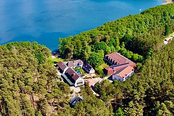 Das Familienhotel Borchard's Rookhus an der Mecklenburgischen Seenplatte, umgeben von grünen Wald und direkt am See und mitten im Nationalpark.