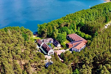 Das Familienhotel Borchard's Rookhus an der Mecklenburgischen Seenplatte, umgeben von grünen Wald und direkt am See und mitten im Nationalpark.