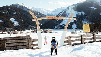 Kinderskikurs mit unseren top ausgebildeten Skilehrern. So sind die ersten Schwünge schnell erlernt beim Familienurlaub im Almfamilyhotel Scherer in Tirol.