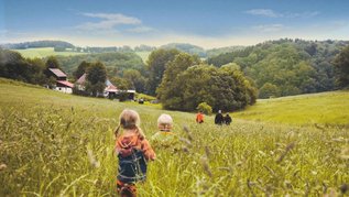 Familie wandert im Sauerland durch unberührte Natur