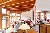 Restaurant mit gedeckten Tischen im Familienhotel Kaiserhof an der Zugspitze.