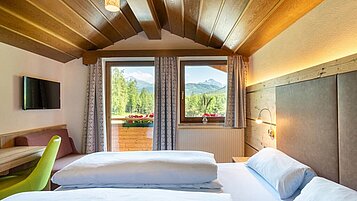 Eine helle Familiensuite mit eigenem Balkon im Familienhotel Lärchenhof in Tirol