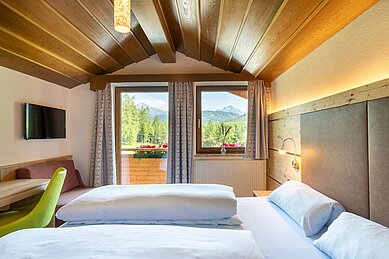 Eine helle Familiensuite mit eigenem Balkon im Familienhotel Lärchenhof in Tirol