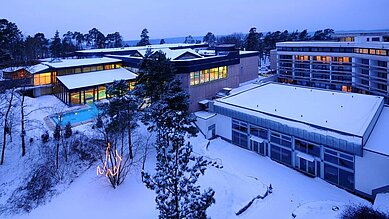 Außenansicht des Familienhotels Sonnenhügel in der Rhön im Winter.