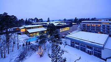 Außenansicht des Familienhotels Sonnenhügel in der Rhön im Winter.