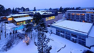 Außenansicht des Familienhotels Sonnenhügel in der Rhön im Winter.