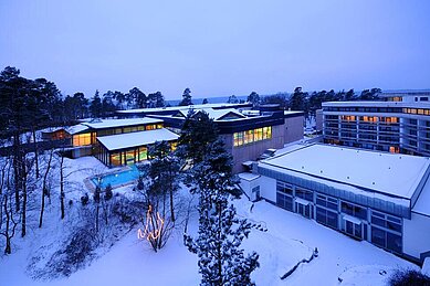 Außenansicht des Familienhotels Sonnenhügel in der Rhön im Winter.