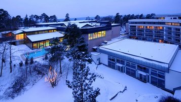 Außenansicht des Familienhotels Sonnenhügel in der Rhön im Winter.