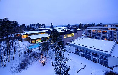 Außenansicht des Familienhotels Sonnenhügel in der Rhön im Winter.