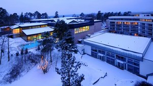 Außenansicht des Familienhotels Sonnenhügel in der Rhön im Winter.