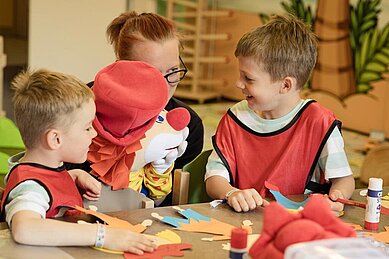 Kinder spielen in der Kinderbetreuung des Familienhotels Seeklause an der Ostsee.