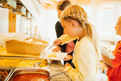 Kinder bedienen sich am Buffet im Familienhotel Kinderhotel Sailer in Pitztal.