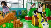 Kinder toben auf Spielsteinen im Indoorspielplatz Rhönräuberpark