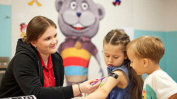 Zwei Kinder spielen in der Kinderbetreuung im Familienhotel Das Hopfgarten