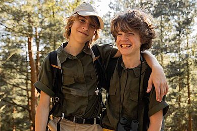 Zwei Jungs beim Wandern in der Natur rund um das Bernsteinreiter Schlossresort