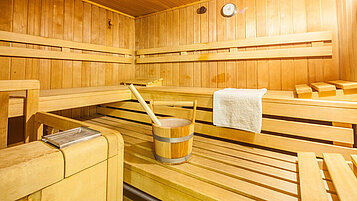 Eine Sauna mit Aufguss-Ofen im Familienhotel Der Ponyhof Steiermark.