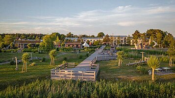 Außenansicht des Familienhotels Seeklause an der Ostsee. Das Familienhotel ist von einer großzügigen Außenanlage mit Pirateninsel für Kinder zum Spielen umgeben.