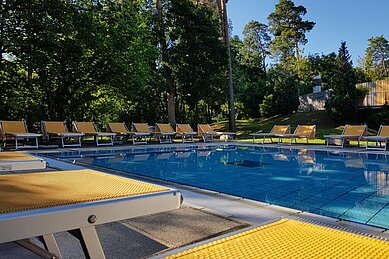 Outdoor Freibad im Ronnenhügel in der Rhön.