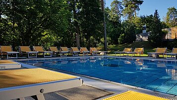 Outdoor Freibad im Ronnenhügel in der Rhön.