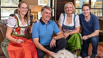 Familienfoto der Gastgeberfamilie des Familienhotels Sonngastein.