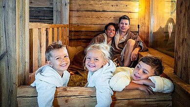 Eltern und Kinder genießen Familienwellness im Alphotel Tyrol Wellness & Family Resort in Südtirol.