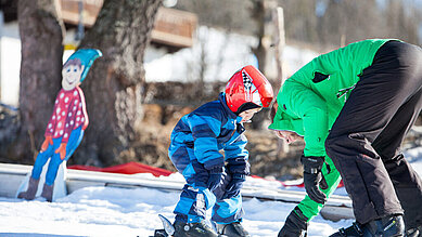 Kinder lernen Skifahren in der Skischule im Familienhotel Der Ponyhof Steiermark.