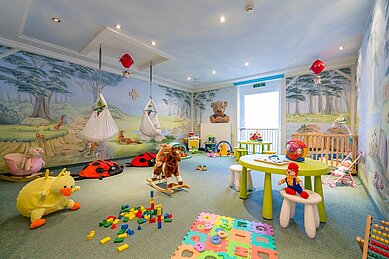 Babyspielzimmer mit vielen babysicheren Spielmöglichkeiten für Babys im Familienhotel Kaiserhof an der Zugspitze.