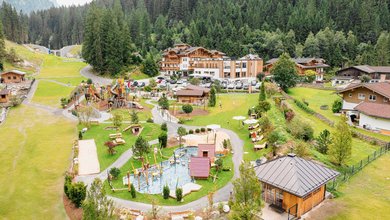 Im Familienhotel Salzburger Land wartet eine entspannte Auszeit auf euch: Mit Bergen, Abenteuern und viel Platz für Nähe und gemeinsame Erlebnisse